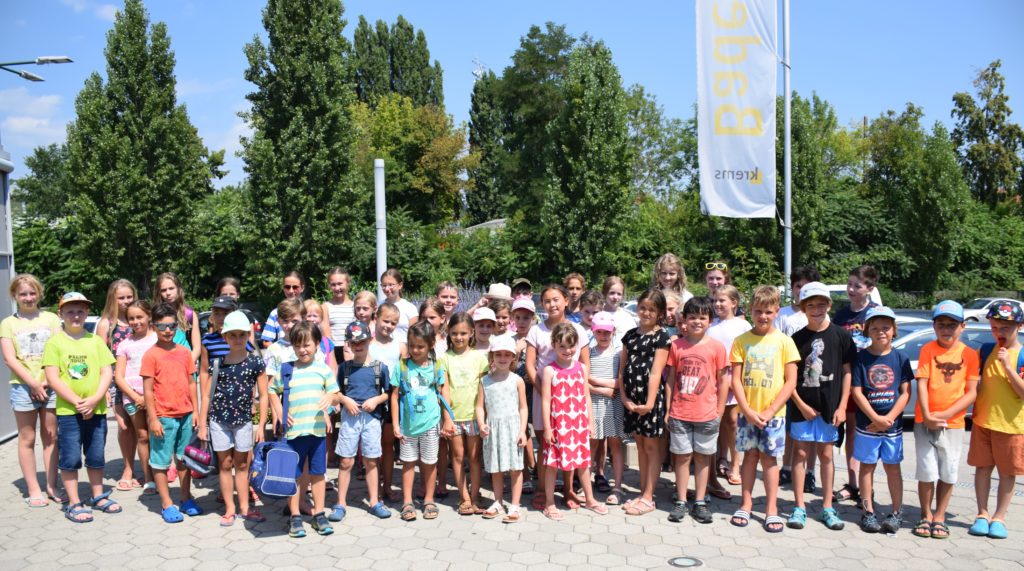 Sechzig Kinder genießen das Schwimmcamp bei perfektem Sommerwetter.